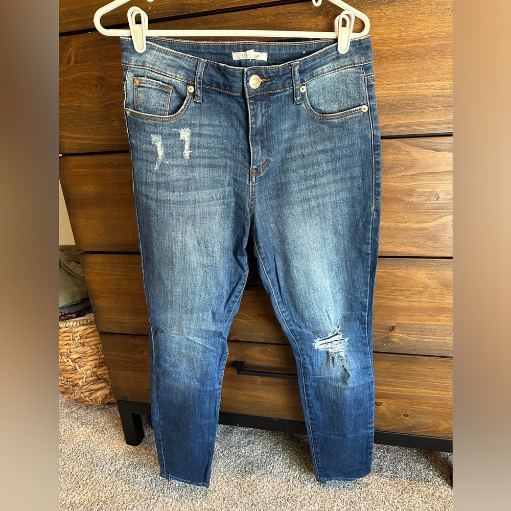 Distressed skinny jeans
